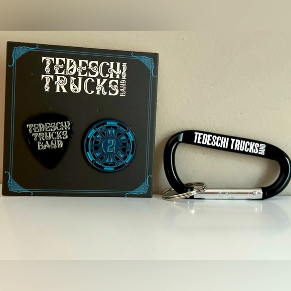 NEW! Tedeschi Trucks Band Carabiner and Enamel
Guitar Pick & Poker Chip Pin Set - Picture 1 of 6